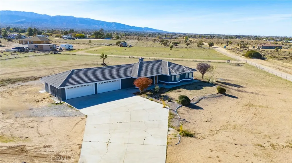 6895 Coyote Rd, Phelan, California 92371 home-pic-0