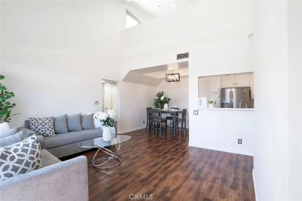 13801 Oxnard St 202, Van Nuys, California 91401 home-pic-2