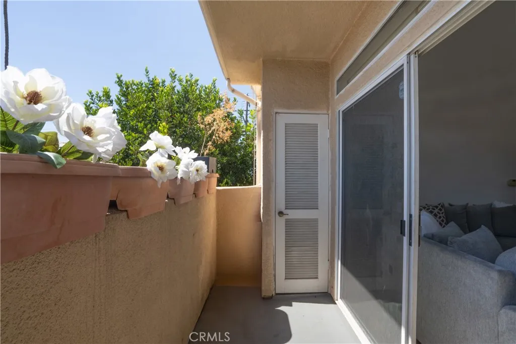 13801 Oxnard St 202, Van Nuys, California 91401 home-pic-1