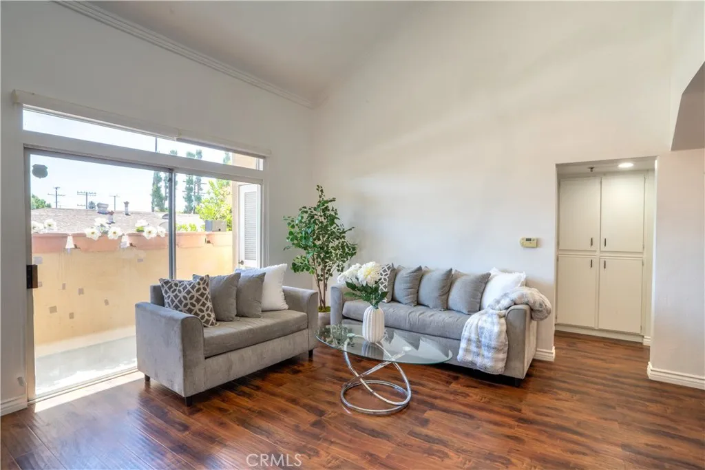 13801 Oxnard St 202, Van Nuys, California 91401 home-pic-3