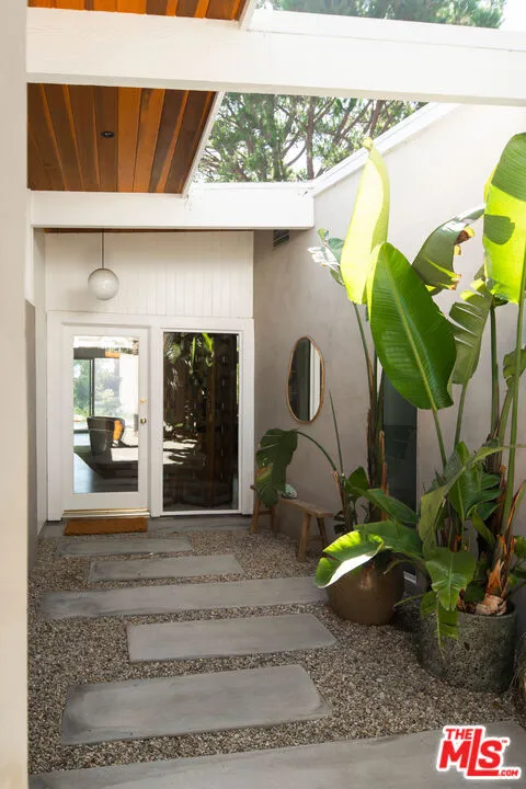 2102 Ridgemont Drive, Los Angeles, California 90046 home-pic-2