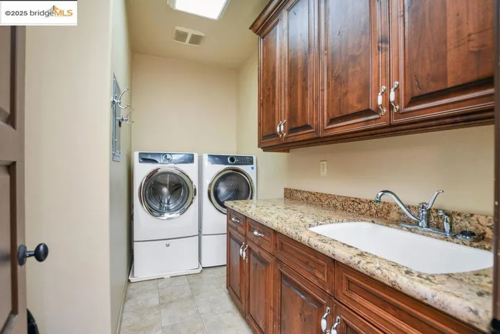 LAUNDRY UPSTAIRS