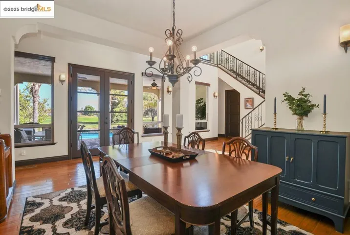FORMAL DINING