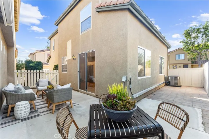 Easy maintenance yard with plenty of room