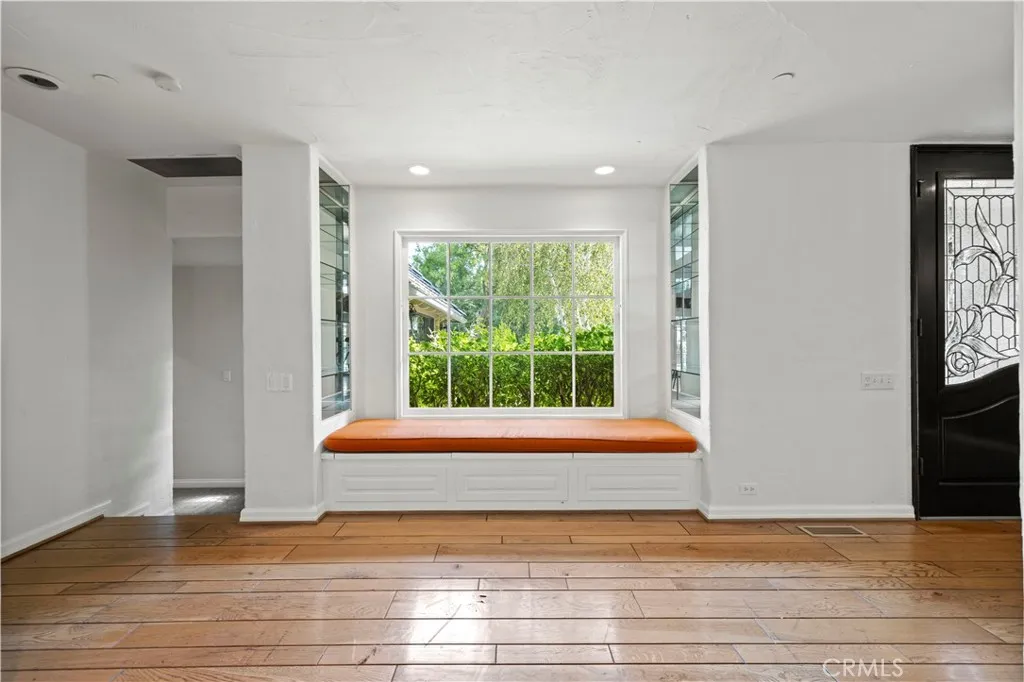 5200 Collier Place, Woodland Hills, California 91364 home-pic-8