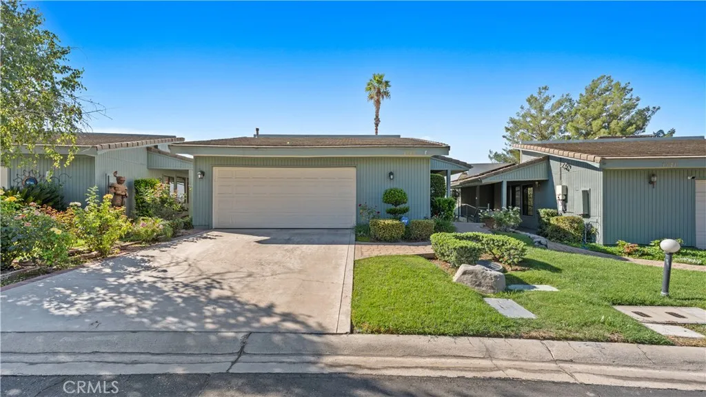 1747 Lomas Privadas Dr, San Bernardino, California 92404 home-pic-1