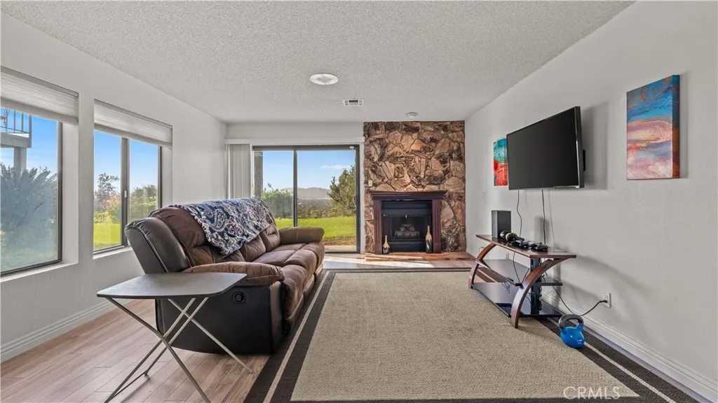 1747 Lomas Privadas Dr, San Bernardino, California 92404 home-pic-14