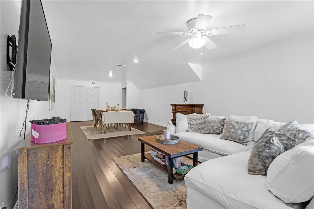 20906 Almazan, Woodland Hills, California 91364 home-pic-9