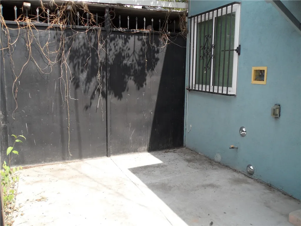 8763 S San Pedro Street, Los Angeles, California 90003 home-pic-18