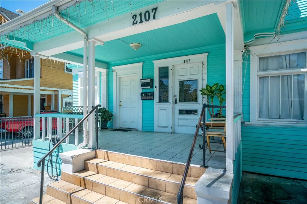 2107 S Union Avenue, Los Angeles, California 90007 home-pic-1
