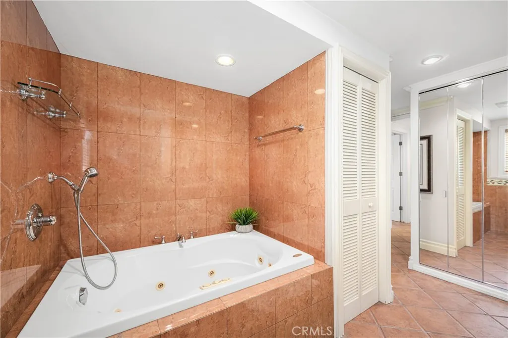 1920 Mckinney Way 17a, Seal Beach, California 90740 home-pic-41