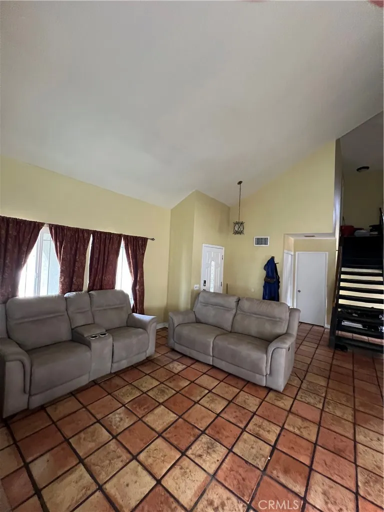 4 Turn Post Lane, Pomona, California 91766 home-pic-3