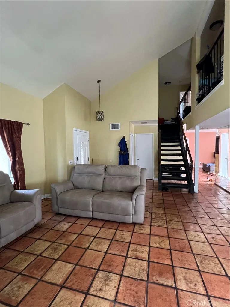 4 Turn Post Lane, Pomona, California 91766 home-pic-4