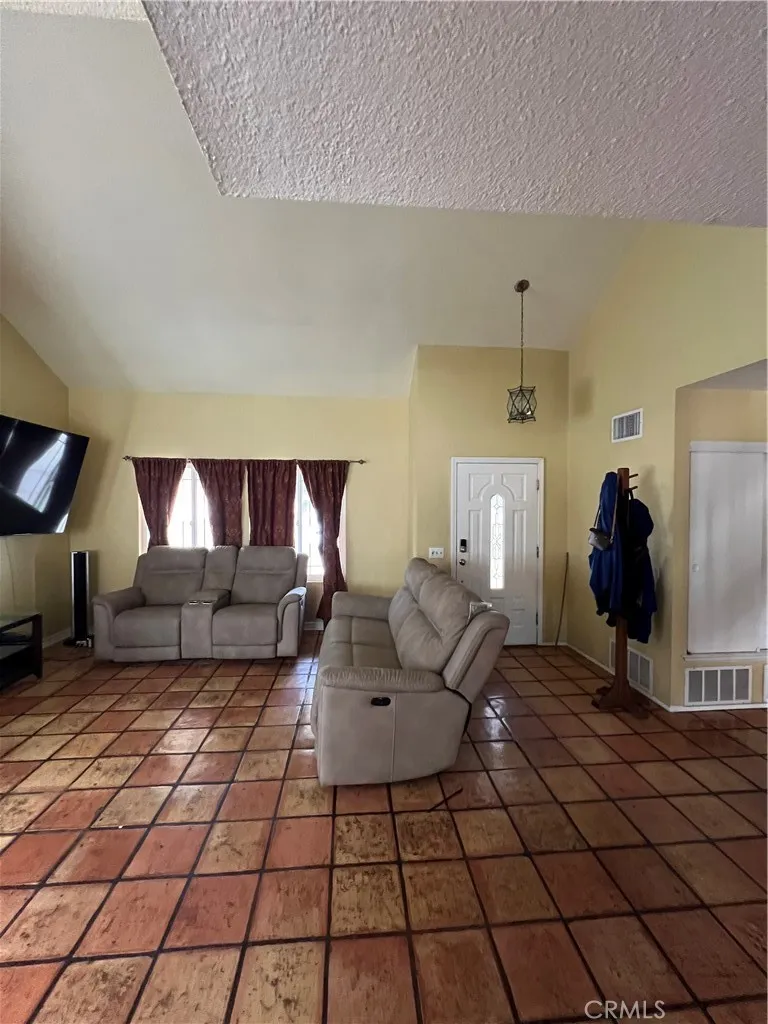 4 Turn Post Lane, Pomona, California 91766 home-pic-2