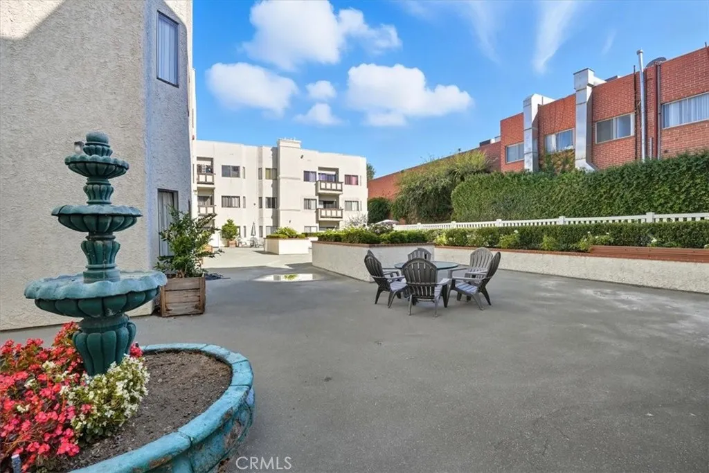 17914 Magnolia Boulevard 125, Encino, California 91316 home-pic-27