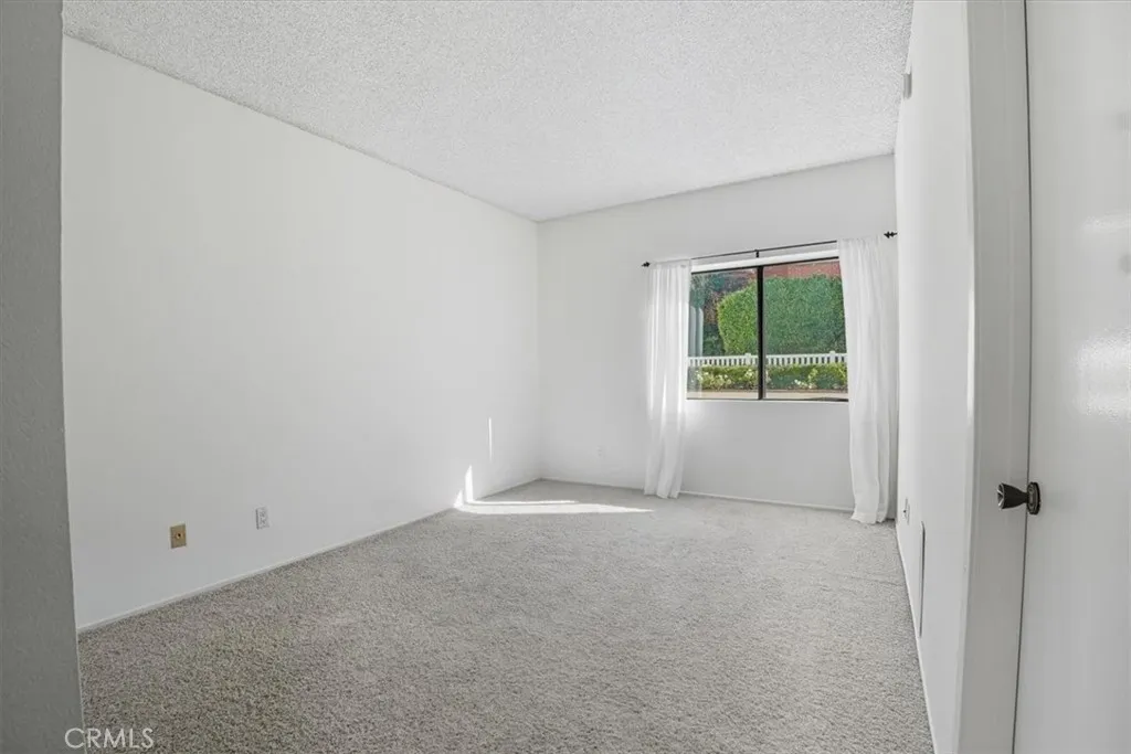 17914 Magnolia Boulevard 125, Encino, California 91316 home-pic-16