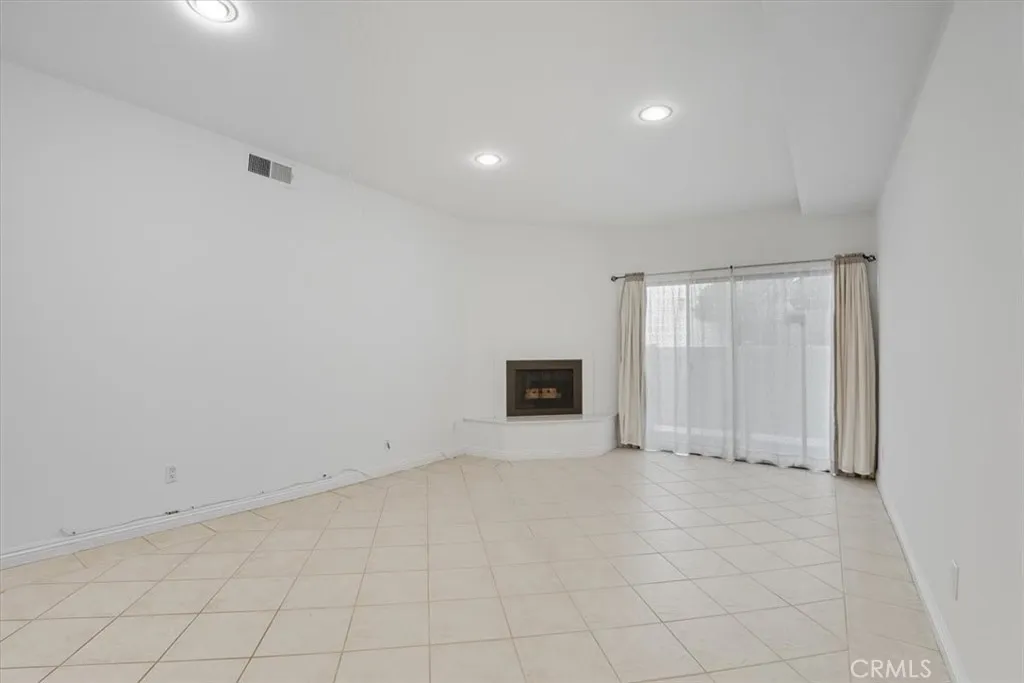 17914 Magnolia Boulevard 125, Encino, California 91316 home-pic-7