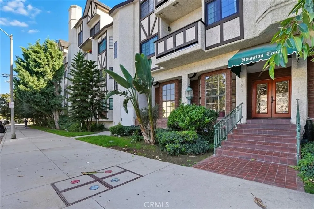 17914 Magnolia Boulevard 125, Encino, California 91316 home-pic-2
