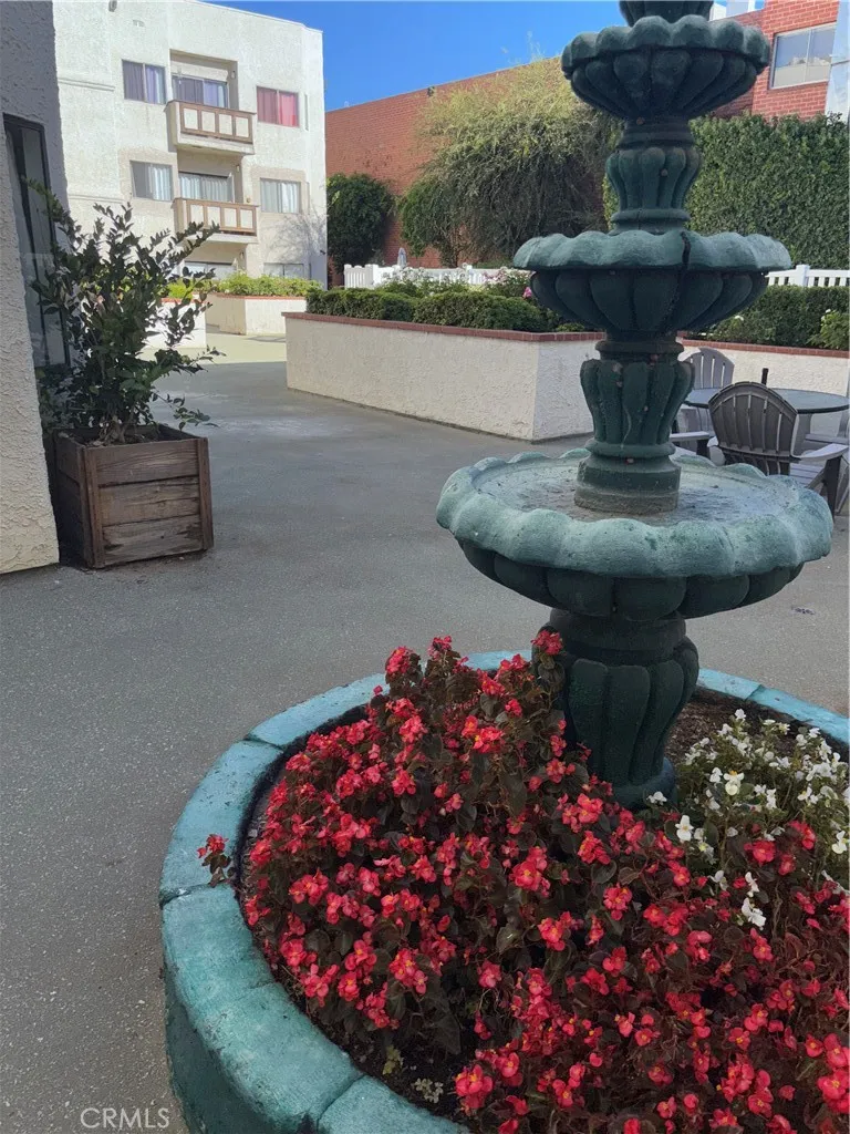 17914 Magnolia Boulevard 125, Encino, California 91316 home-pic-31