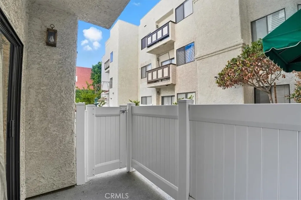 17914 Magnolia Boulevard 125, Encino, California 91316 home-pic-30