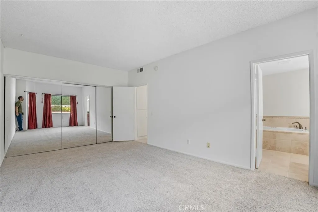 17914 Magnolia Boulevard 125, Encino, California 91316 home-pic-12