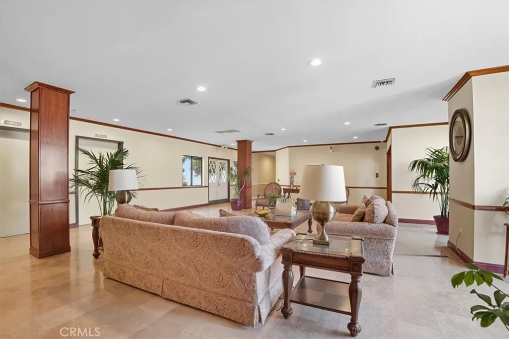 17914 Magnolia Boulevard 125, Encino, California 91316 home-pic-28