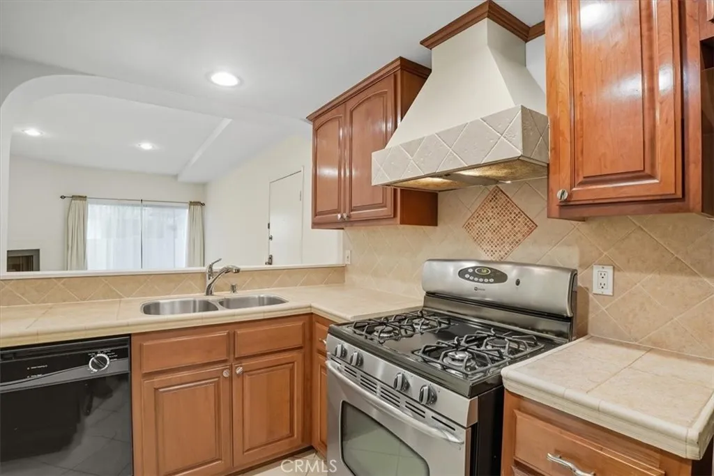 17914 Magnolia Boulevard 125, Encino, California 91316 home-pic-17