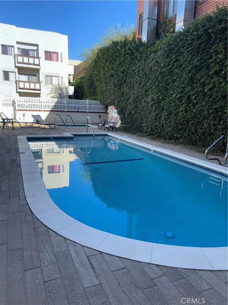17914 Magnolia Boulevard 125, Encino, California 91316 home-pic-35