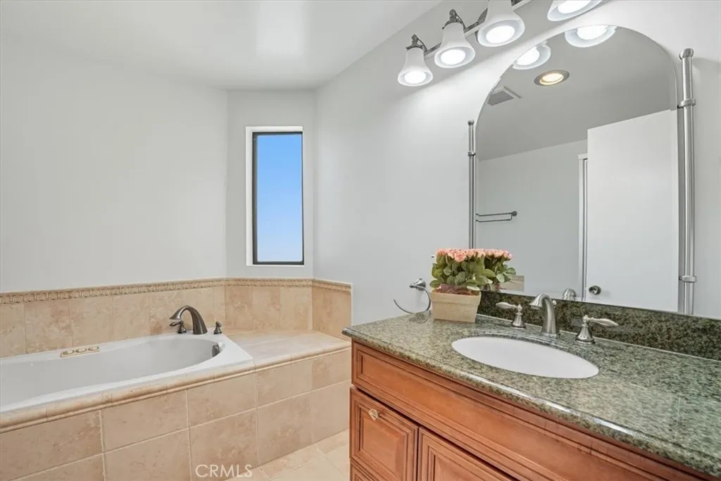 17914 Magnolia Boulevard 125, Encino, California 91316 home-pic-23