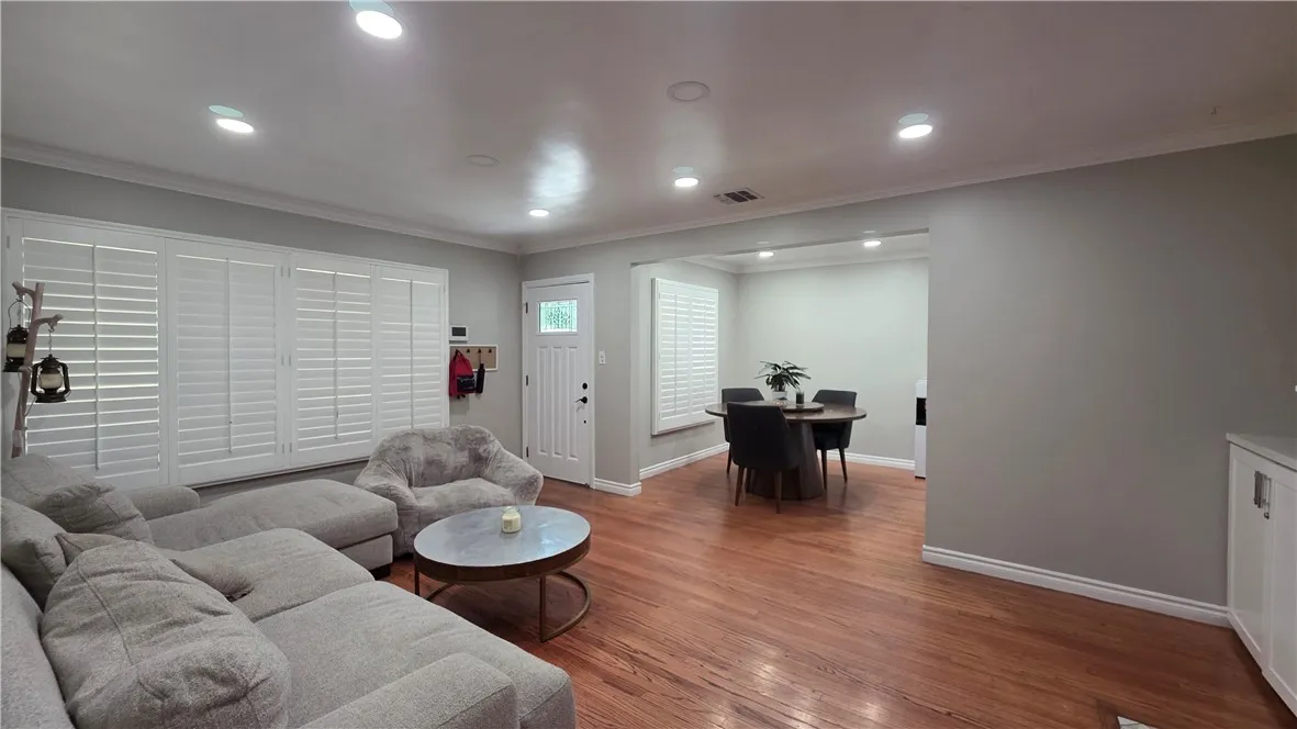 6637 Capps Avenue, Reseda, California 91335 home-pic-6