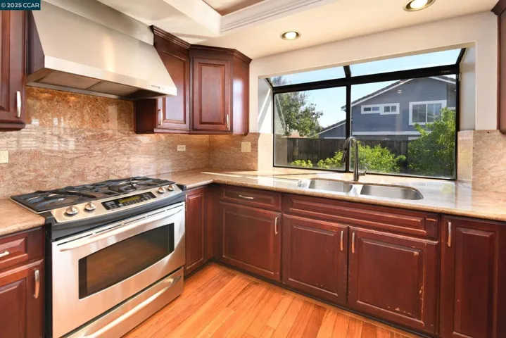 GAS RANGE & GARDEN WINDOW