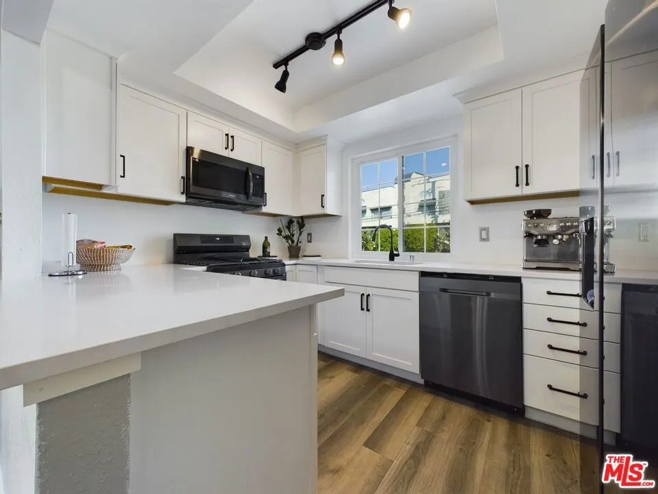 4551 Kester Avenue 1, Sherman Oaks, California 91403 home-pic-2