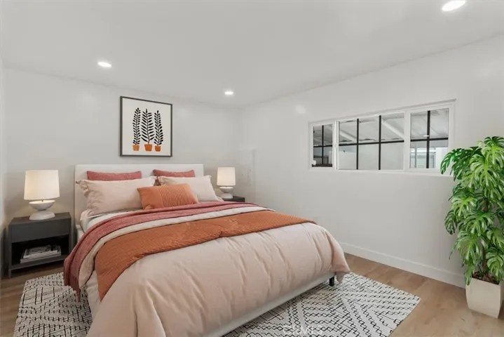 Master-Large and Beautifully Decorated Master Bedroom 15621 Beach Blvd Space 108, Westminster