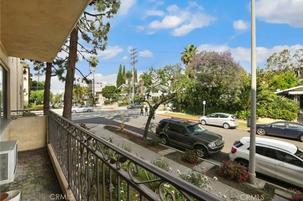 1154 S Barrington Avenue 103, Los Angeles, California 90049 home-pic-25