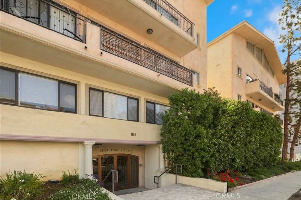 1154 S Barrington Avenue 103, Los Angeles, California 90049 home-pic-2
