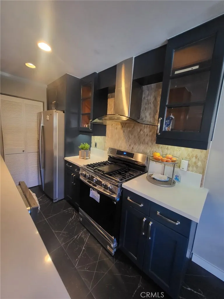 1154 S Barrington Avenue 103, Los Angeles, California 90049 home-pic-3