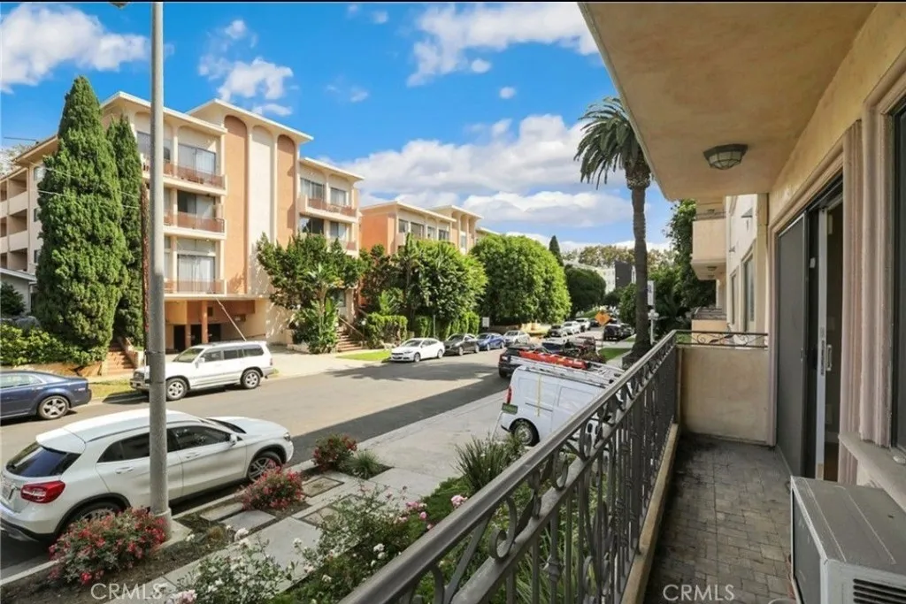 1154 S Barrington Avenue 103, Los Angeles, California 90049 home-pic-24