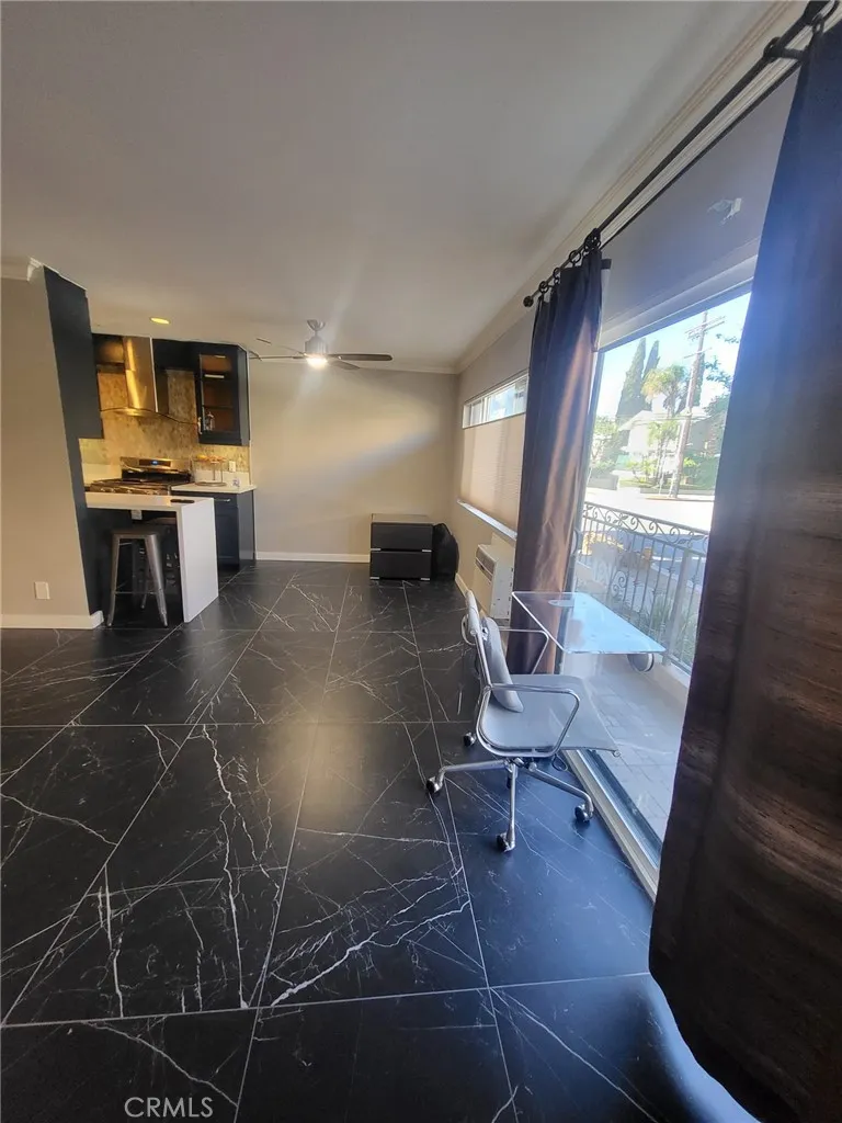 1154 S Barrington Avenue 103, Los Angeles, California 90049 home-pic-11