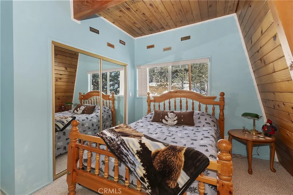 1004 White Mountain Drive, Big Bear City, California 92314 home-pic-9