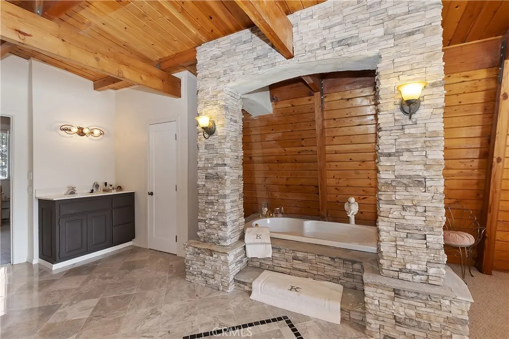 1004 White Mountain Drive, Big Bear City, California 92314 home-pic-13