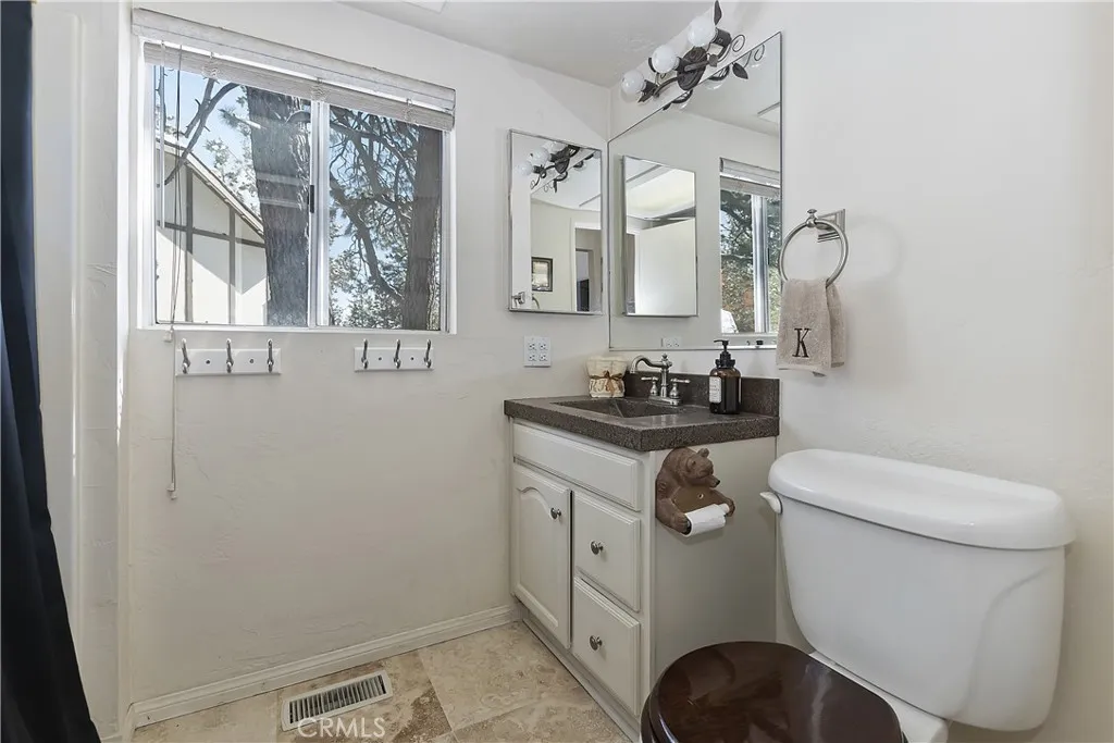 1004 White Mountain Drive, Big Bear City, California 92314 home-pic-10