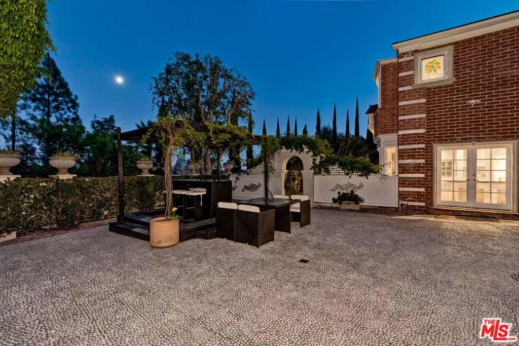 725 N Faring Road, Los Angeles, California 90077 home-pic-28