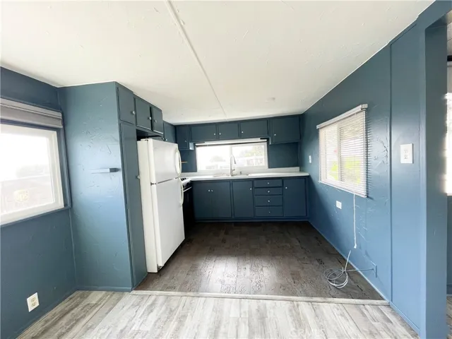 Looking toward kitchen from livingroom