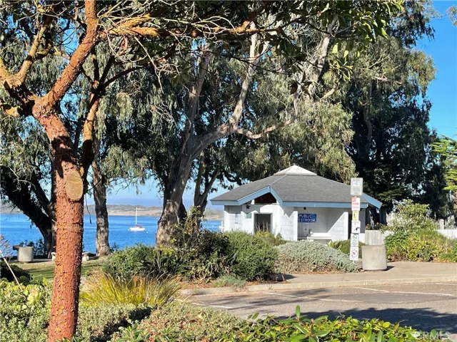 Bayshore Bluffs Park across the street