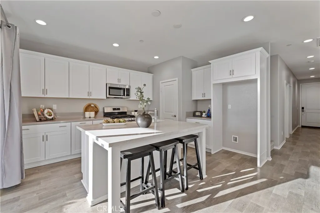 18160 Meridian Lane, Saugus, California 91350 home-pic-9