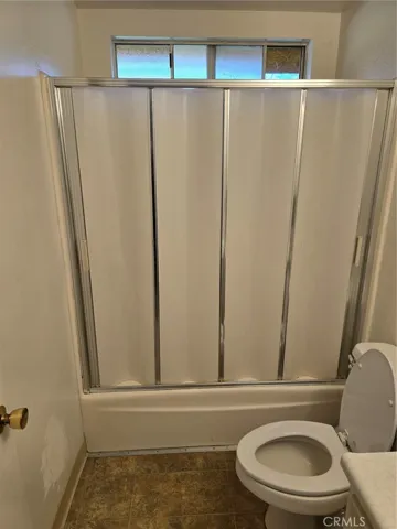 Tub/ shower combo in bathroom