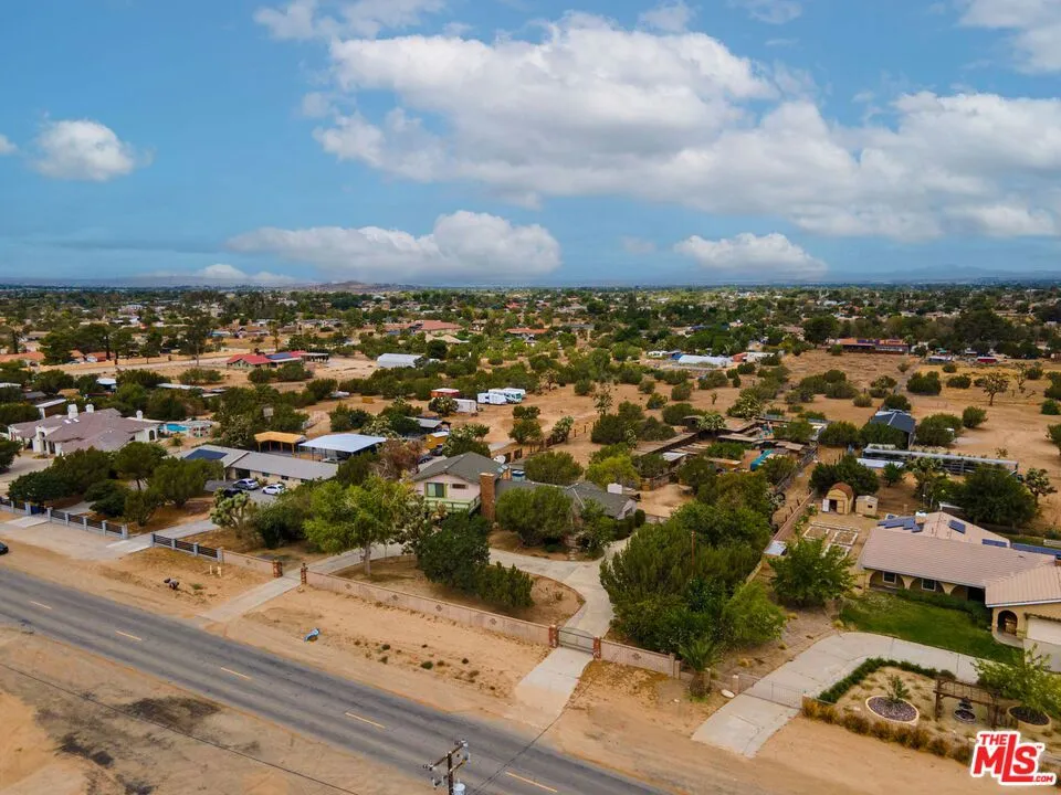 2057 W Avenue O, Palmdale, California 93551 home-pic-2