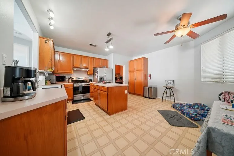25266 Shady Creek Circle, Menifee, California 92584 home-pic-16