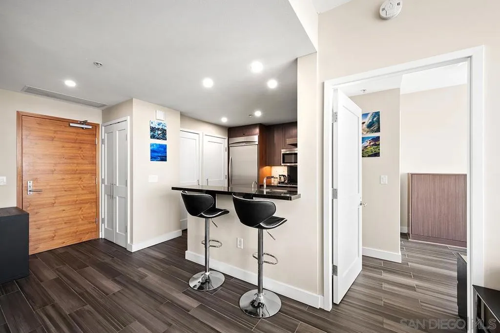 700 W E 3604, San Diego, California 92101 home-pic-10