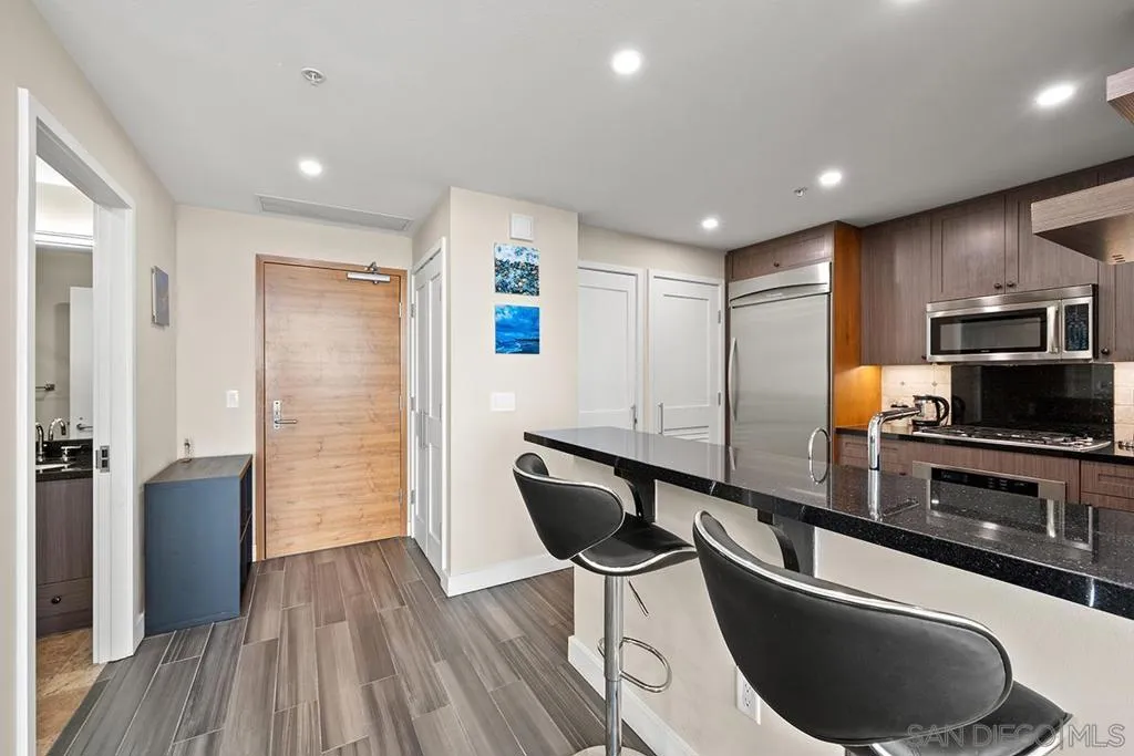 700 W E 3604, San Diego, California 92101 home-pic-18